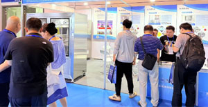 易纯净化携新款档案除尘亮相2025上海智慧档案展览会